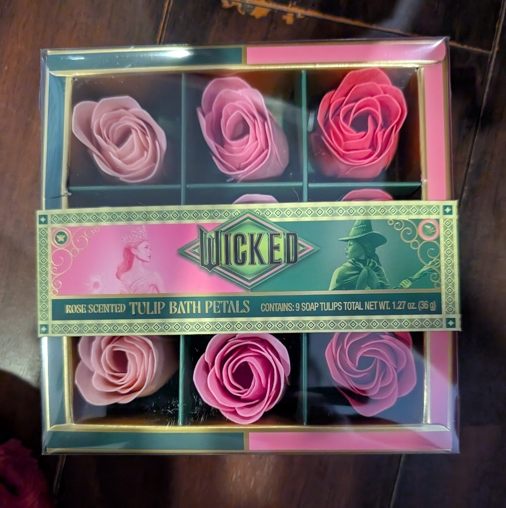 Wicked Rose Scented Tulip Bath Petals Contains 9 soap tulips NWT